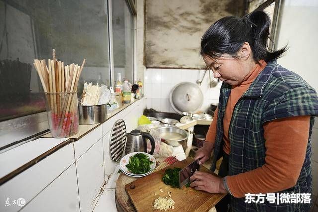 儿子满月酒上，爱和我吵架的婆婆说一事，全场炸锅，我泪流满面