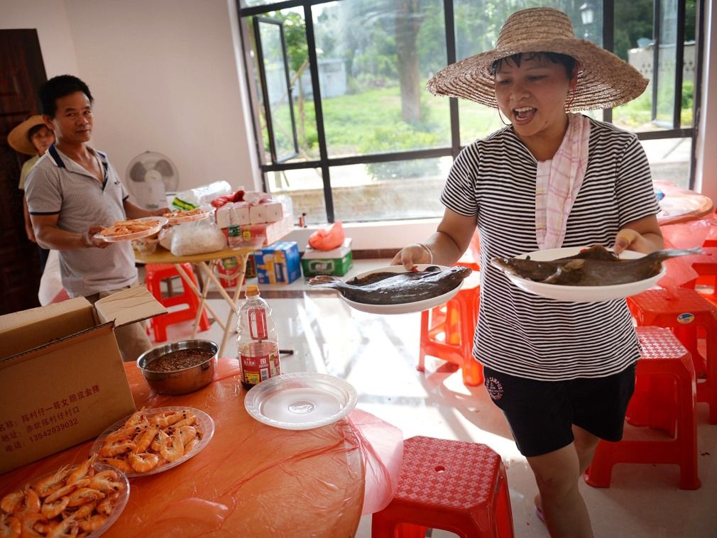 农民的福气，湛江富豪捐资2亿建别墅赠村民，村民喜笑颜开住别墅