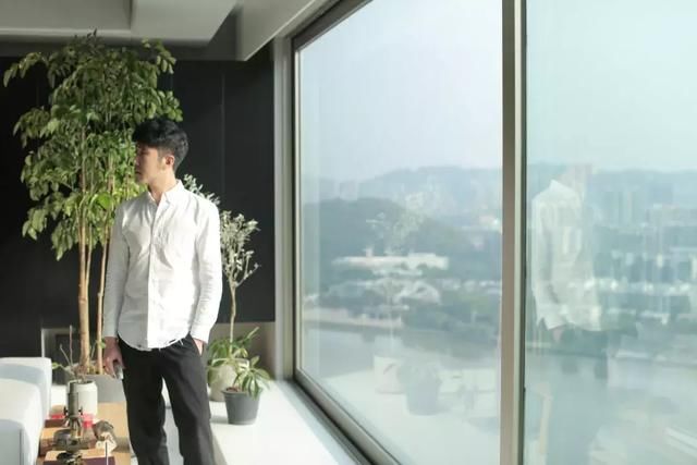一个人住270江景大宅，花500万装修，真是个棒小伙