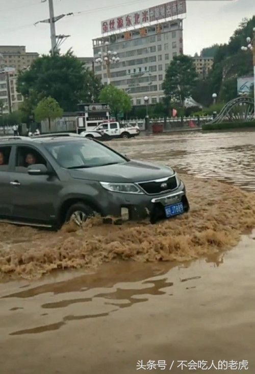 这不是下冰雹是下冰块，陕西商南突然遭灾，车辆被砸得面目全非