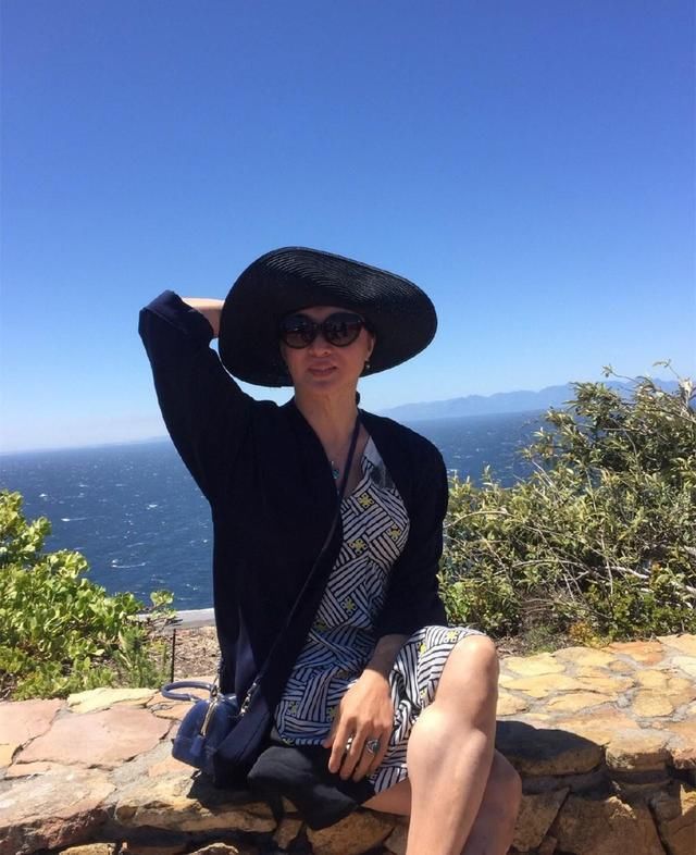 53岁金星看秀太女人,灰裙大红唇显贵气,油光满面皱纹遮不住