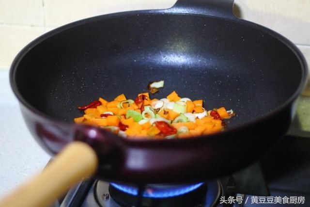 教你宫保鸡丁最简单快手的方法，肉嫩味美，好吃又下饭！