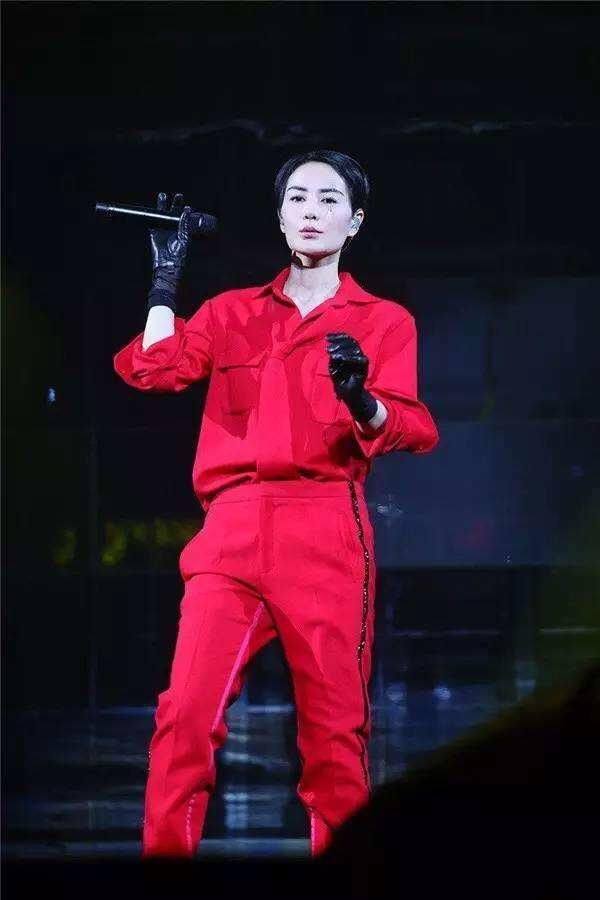 明星挣钱太容易!王菲球鞋高价卖断货,一条项链