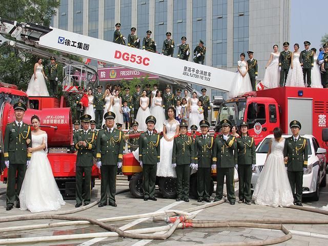 朔州消防创意大合影 举办我的军装我做主集体