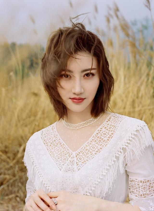 景甜的新造型打底裤外穿?网友:虽然是摆拍但是