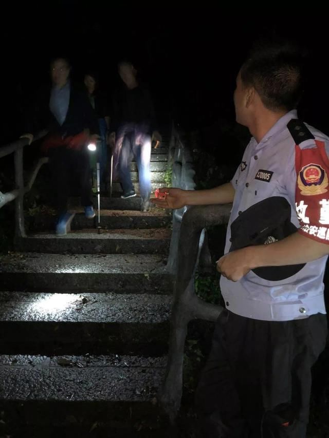 萍乡武功山突降冰雹，多名游客滞留景区