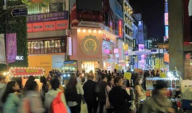 韩国又高兴了,中国游客为买化妆品连夜排队