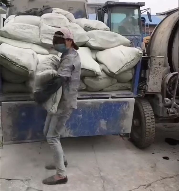 0后女孩为了家庭和男人一样搬水泥挣钱,每天搬