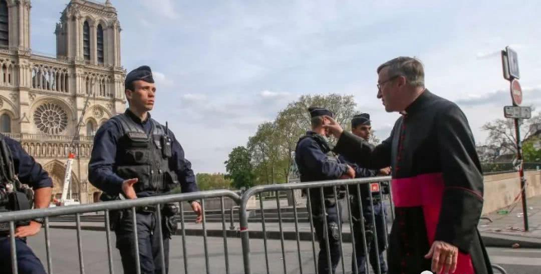 巴黎圣母院总司铎:火因是疏失或短路 教堂人