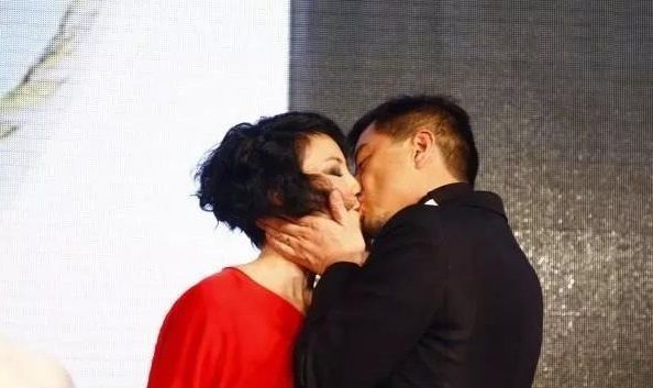 李亚鹏深夜发文示爱王菲,望复婚,家一直都在,谢