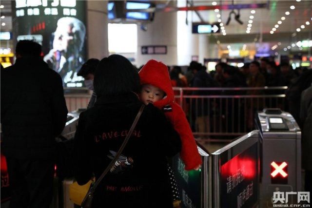 春运返程大潮持续 旅客再次踏上回京路