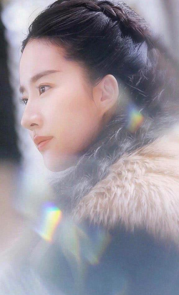 刘亦菲出席活动,蚂蚁腰格外抢镜,没了PS的她