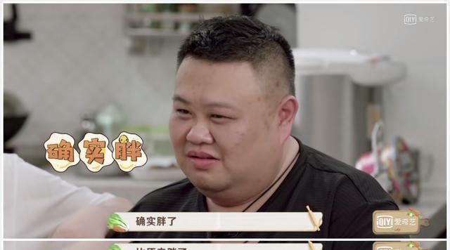 岳云鹏9岁女儿越长越漂亮，爱妻从手术中恢复，一家四口羡煞旁人