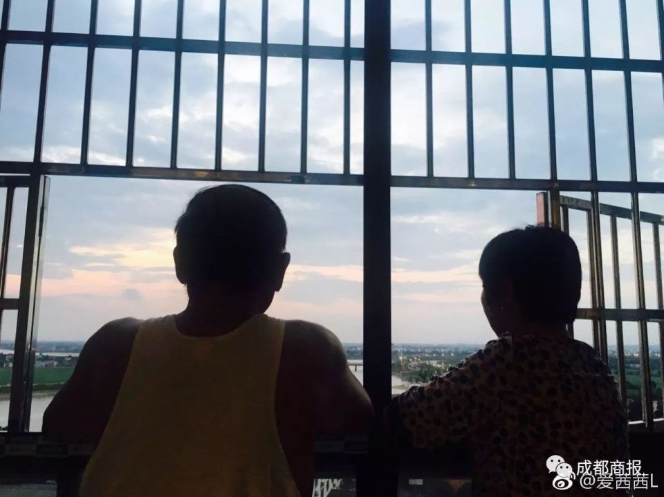 女孩为外公外婆拍的小清新情侣照火了!岁月静好,爱你如初_【今日爆点】