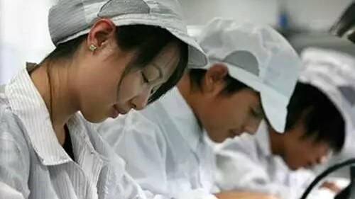 深圳富士康住“亲嘴楼”打工者的夜生活：啤酒小龙虾，撸串逛酒吧