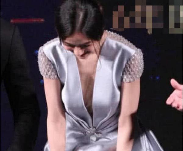 杨颖深V现身活动,弯腰的瞬间被定格,奖摄像师