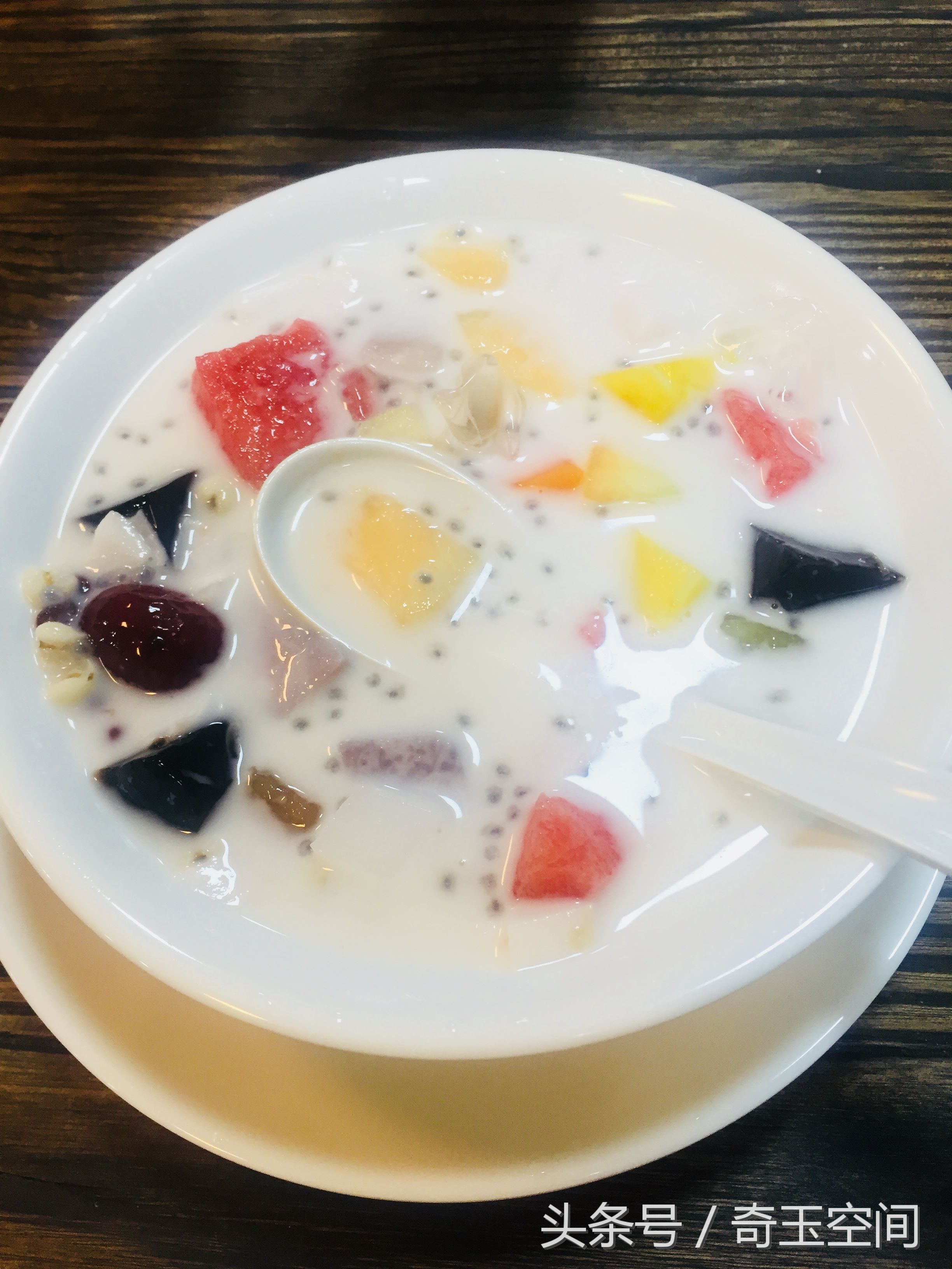 探访五一假期的三亚南边海渔村 一份螃蟹粥卖