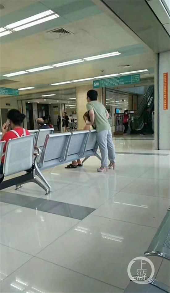 男子穿女友高跟鞋照片走红 网友:这才是爱情的