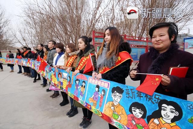 吐鲁番56名返乡大学生创作百米画卷 看看画了啥
