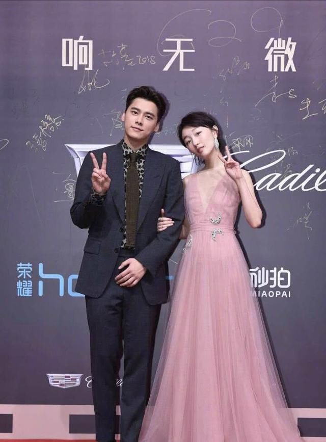 动物世界剧组来啦,导演解释了一下:这不是纪录片,但这就是说人性的动物世界and 今天李易峰穿了一件豹纹衬衫,是在cue片名么~周冬雨的礼服好好看,果然要瘦才能仙周冬雨身穿粉色纱裙亮相,非常活泼的冬叔!李易峰、周冬雨、韩延携新片《动物世界》亮相!三个人红毯上很活泼呀~ 红毯,李易峰、周冬雨合影依然是剪刀石头布造型,可爱
