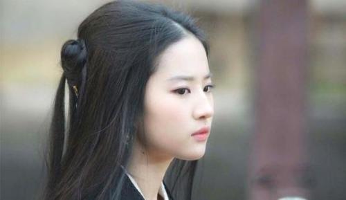 刘亦菲晒多年前照片,齐刘海的发型婴儿肥的脸