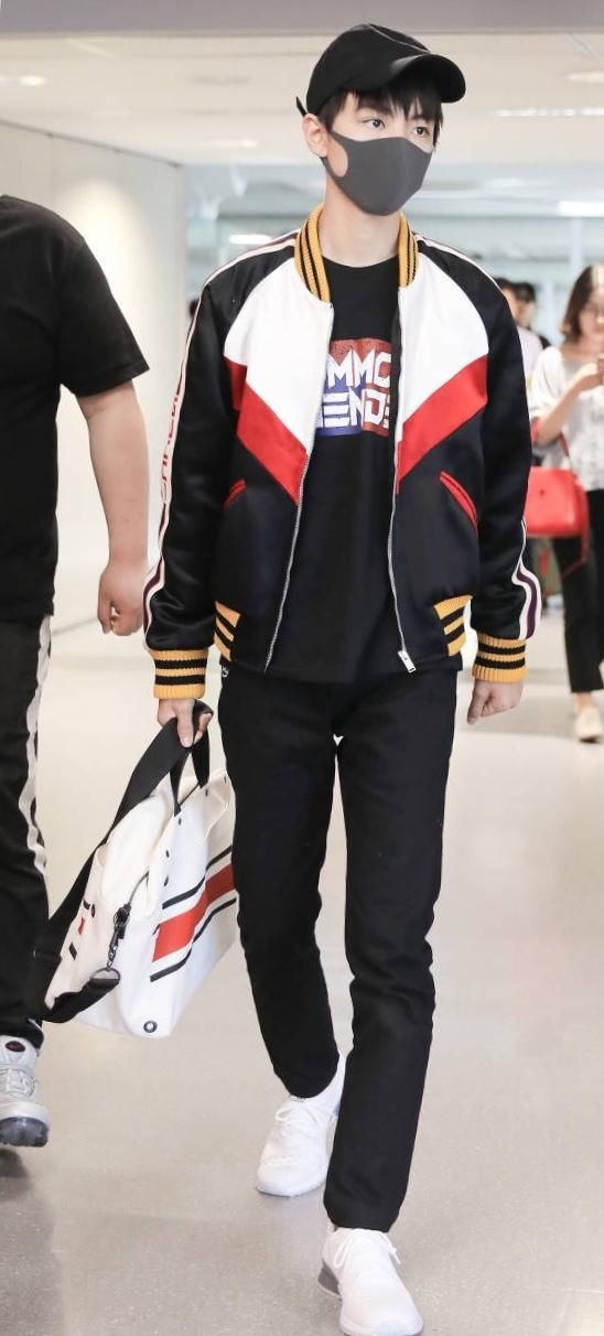 王俊凯在机场反带口罩化身热血动漫少年,网友