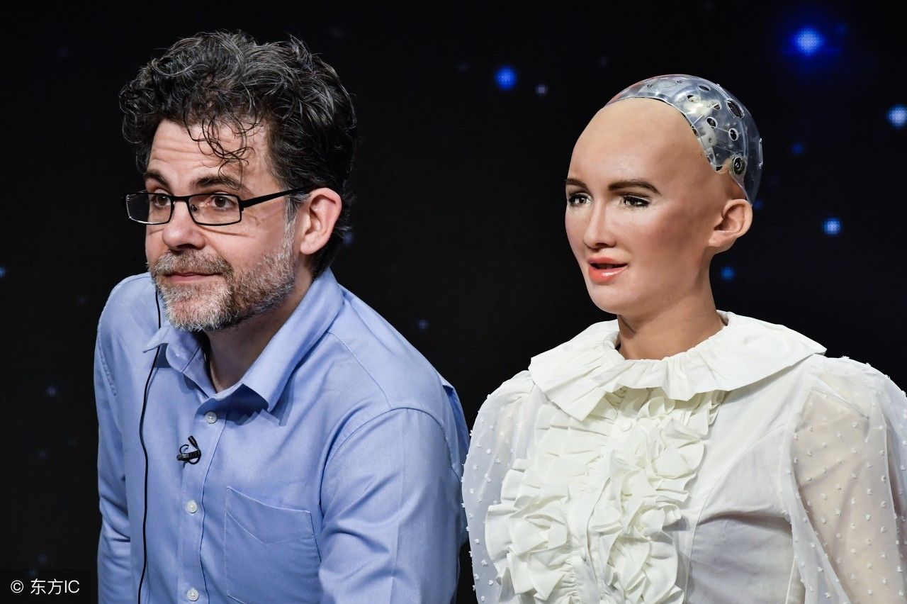 沙特机器人公民索菲亚近日在西班牙某公立大学