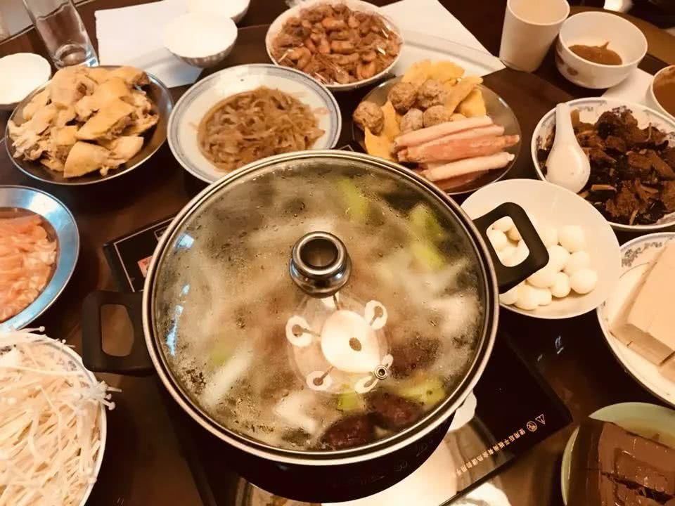 我们收集了各地盆友的年夜饭照片，这就是舌尖上的除夕！