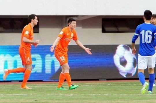 鲁能昔日边路快马赛后上演温情一幕!繁华落尽