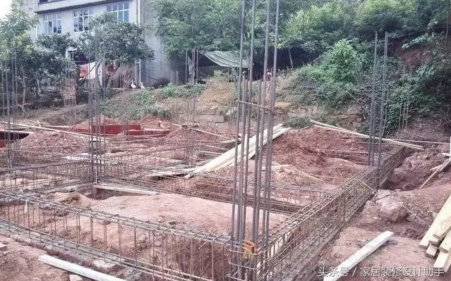 花50万农村建房想抬高身份，刷纯白色外墙，遭邻居们嘲笑像卫生院