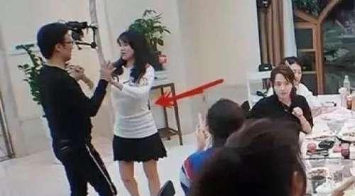 真怀了?40岁章子怡疑怀二胎,近照孕肚明显!网