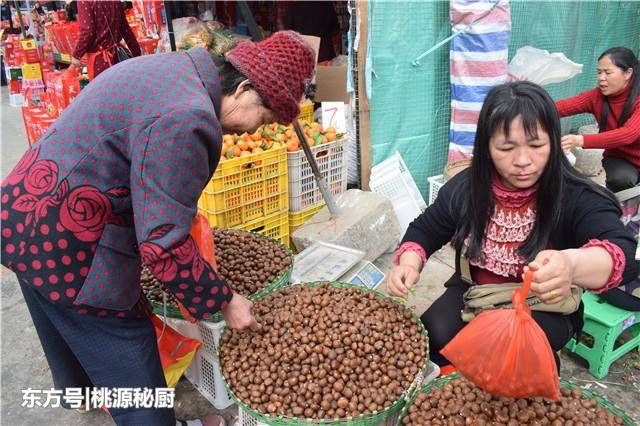 农村大姐挑几筐深山来的栗子，顾客质疑哪来这么多野生的