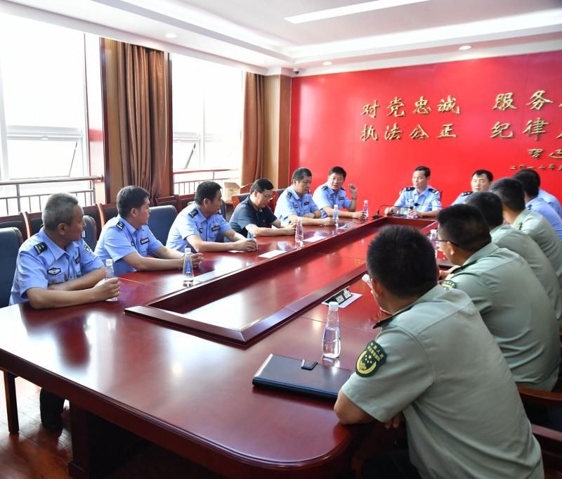 岚山公安组织民警赴五莲县、莒县公安局开展观