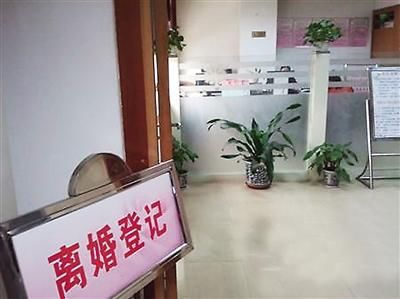 婆婆逼老公和我离婚，我二婚嫁个富豪，带他回去炫耀，进门我懵了
