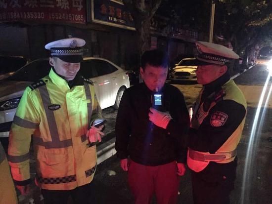 无证上路?辽宁一男子未领驾照先购车 酒后上路
