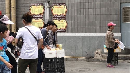 儿童医院周边卖\＂黑盒饭\＂ 售卖者和城管\＂打游击\＂