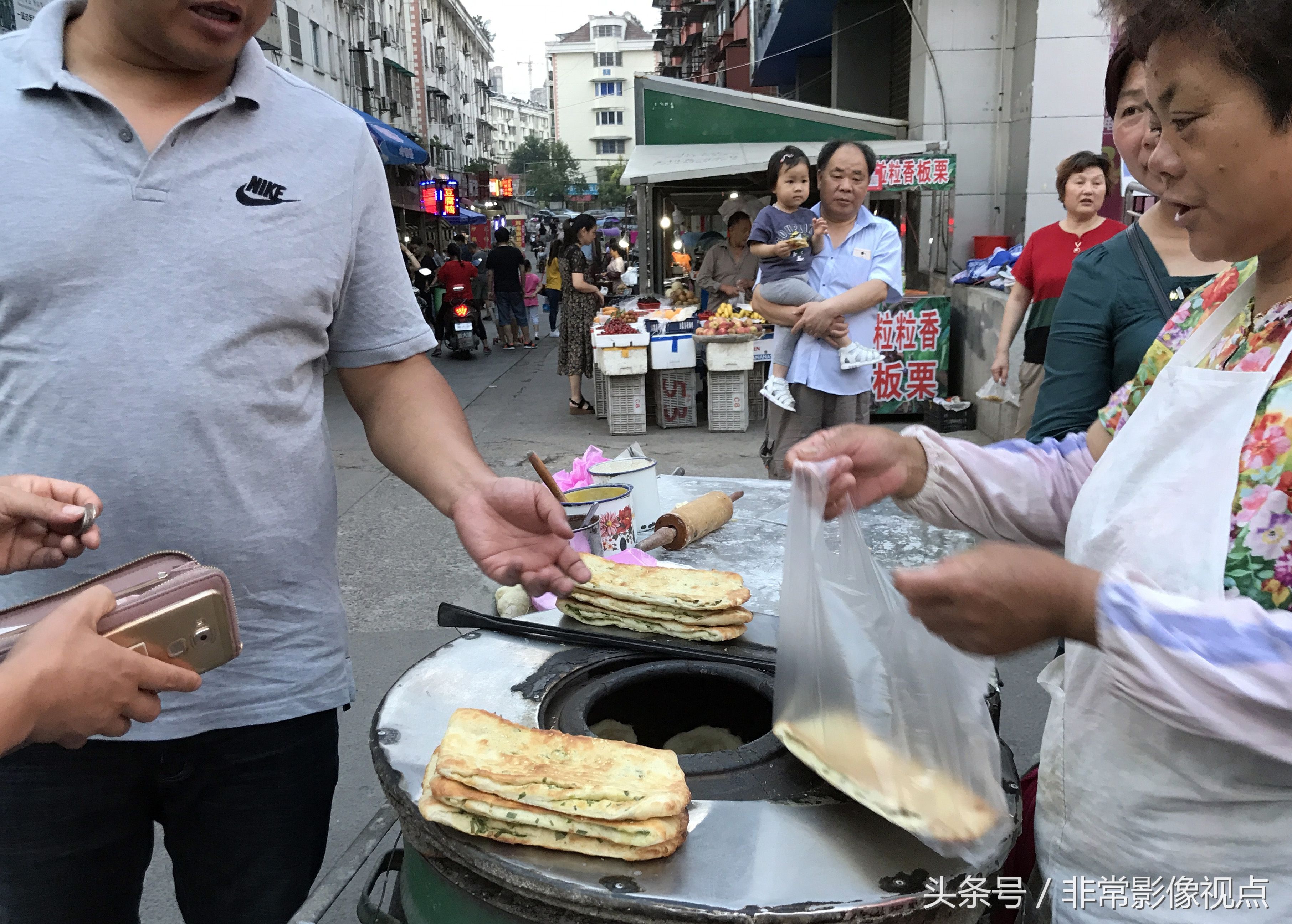 夫妻两凌晨三点起床踹面，一年卖出烧饼7万多个，带的徒弟更厉害