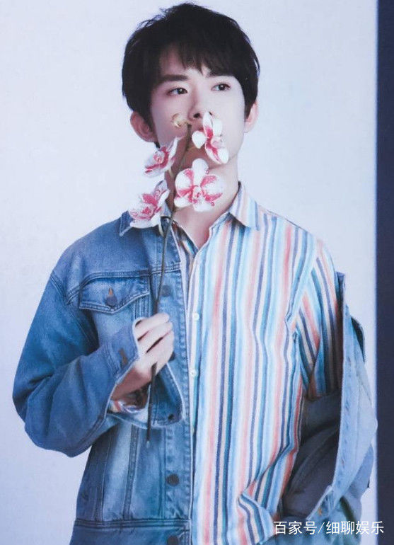 易烊千玺舔屏的手机壁纸上线了:越来越帅了