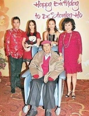 财经 八卦生活 正文  最近赌王何鸿燊给三太太庆生的照片流出,从照片