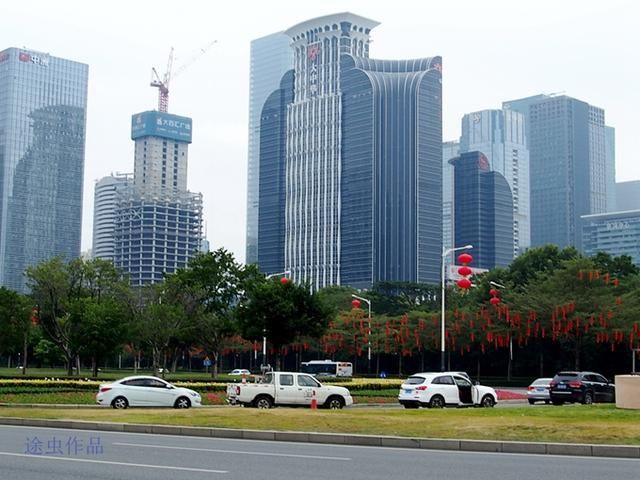 震撼！深圳迎宾大道挂满红灯笼，年味越来越浓