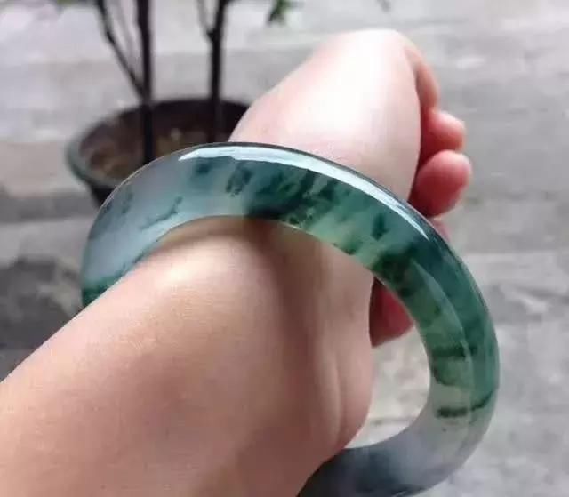 古语有云:何以致契阔,绕腕双跳脱。 其中跳脱古义就有手镯之意, 在古代女性眼中, 手镯不仅是点缀自己的饰物, 更是寄情之物。 手镯的作用大体分为三方面:1,显示身份,突出个性;2,美化佩戴者;3,保健。但是手镯是怎么出的,大多数人还是不太清楚,今天我们就用下面这块料子简单解读一下。 切片 1 根据经验将块状原石切割成为不同厚度的片料。 画圈 2 根据原料的裂纹、大小、颜色分布来决定取什么尺寸的手镯,以使镯子的种、色达到最优,产量达到最大。 吸(内、外)胚 3 将画好手镯位的玉石根据外圈直径配