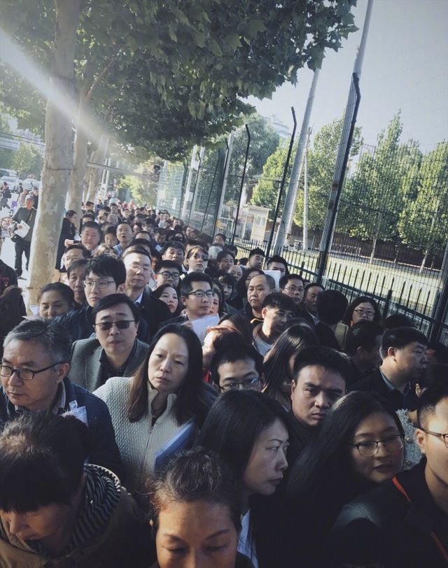 李易峰排队四小时办结婚证?挤在人堆里却没人