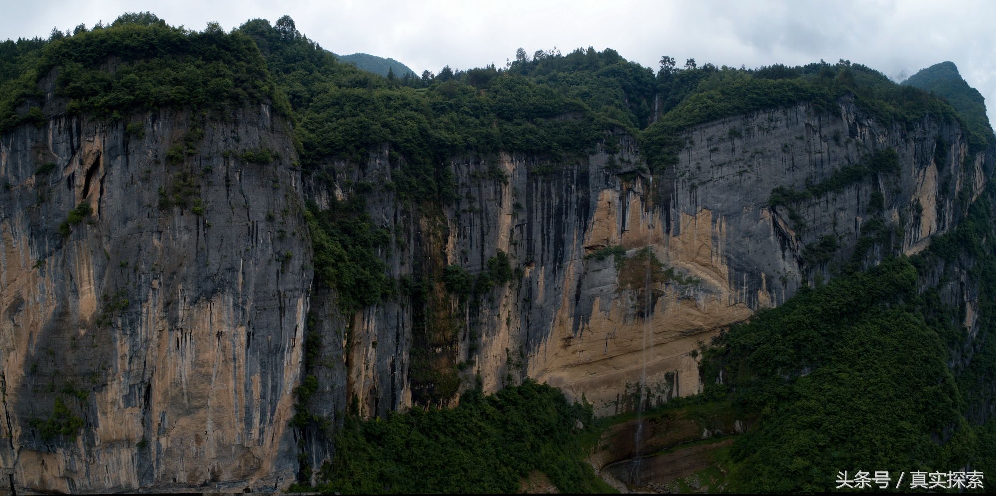 湖北神农架大九湖到重庆巫山当阳大峡谷的罕见超级大瀑布 超百米