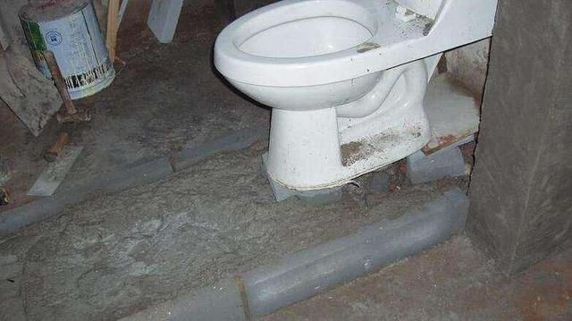 马桶位置不合适，我在楼板重新打了个洞，却被楼下业主投诉！气炸