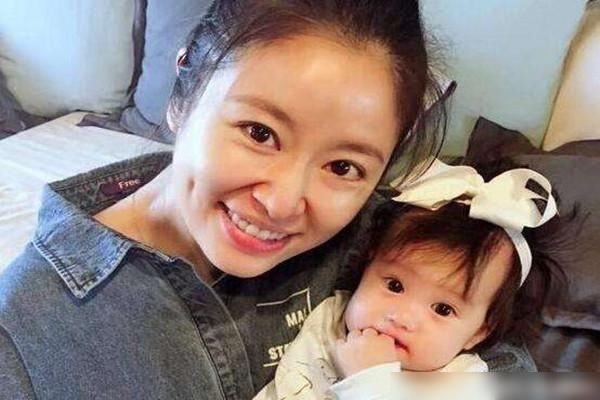 林心如霍建华外出游玩，女儿小海豚意外亮相，母女同框十分有爱