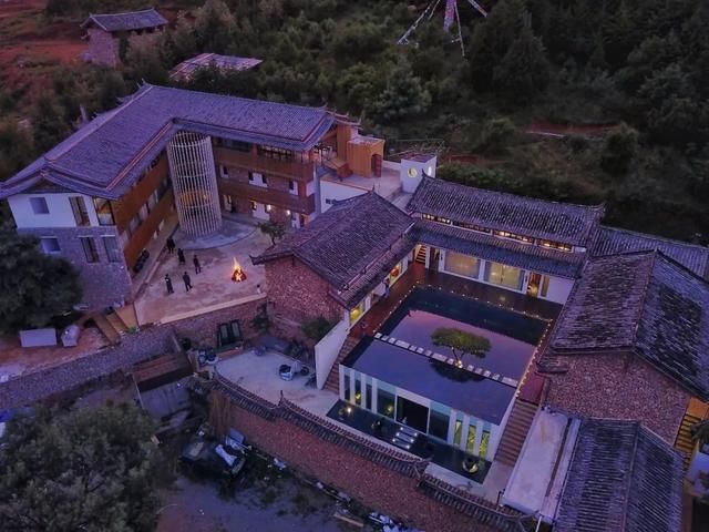 这座民宿位于玉龙雪山脚下第一村旁，是99％的游客都不知道的秘境