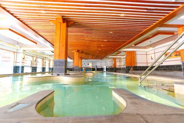 谁说只有冬天才能泡温泉，在这儿，春末的温泉比冬季更有料