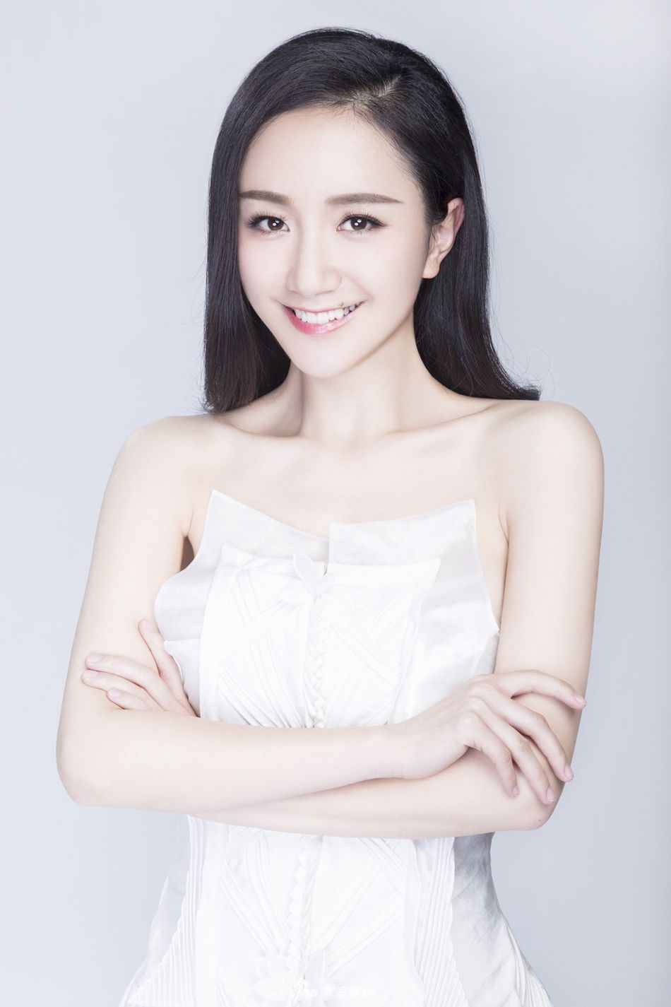 组图:李倩纯白治愈眼神深情 仙女气质唯美灵动