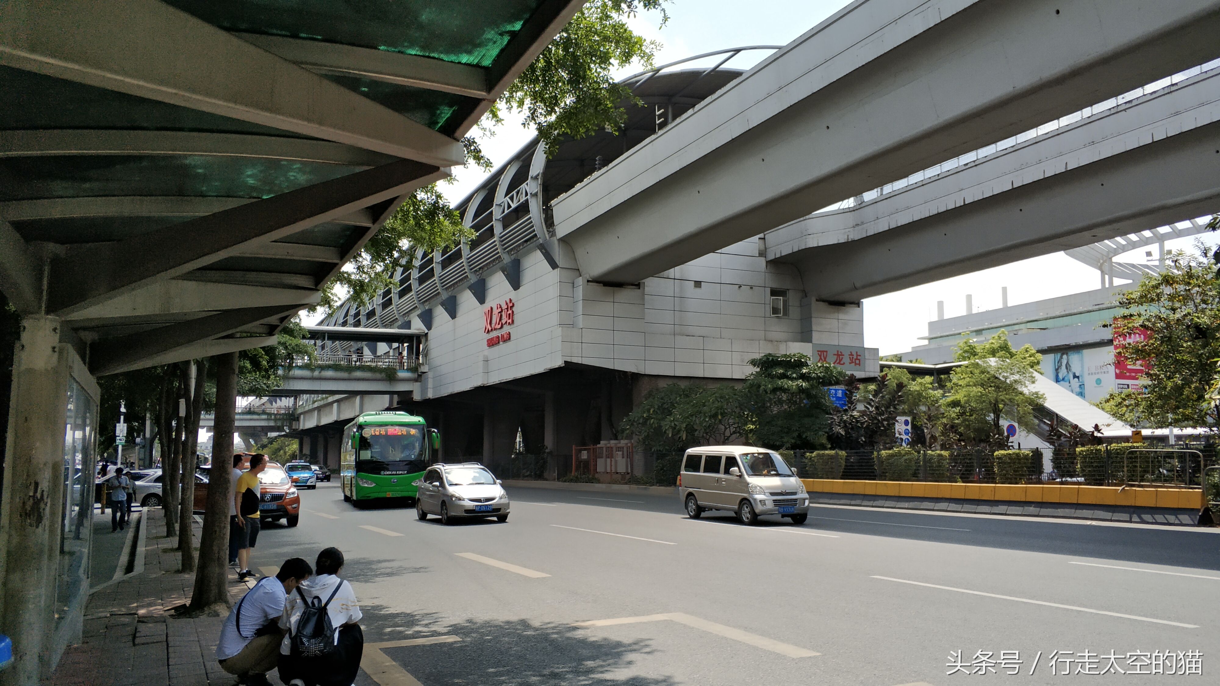 深圳双龙地铁站，数以万计的打工者从这里涌入到深圳的大小街道中