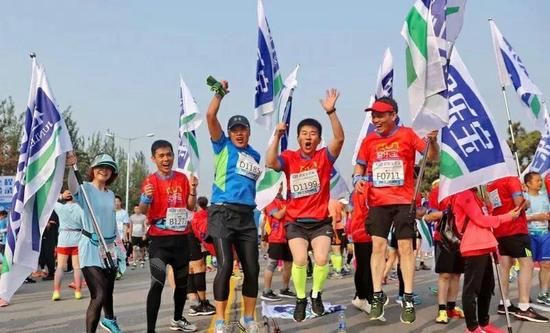 记者张宇红 5月13日上午8点,2018君乐宝秦皇岛国际马拉松暨全国马拉松锦标赛鸣枪开赛,将近3万名参赛者沿秦皇岛最美丽的沿海风景线激情开跑。 据了解,作为秦皇岛举办的第五届马拉松赛事,报名参赛人数更是超越了往届。报名人数实现官网报名双突破,全程项目报名人数10000多人,迷你跑报名人数15000人,报名人群覆盖13个国家,国内涉及32个省、自治区、直辖市和香港、台湾等地的243个城市,充分体现了秦皇岛国际马拉松赛对全球跑友的吸引力。 ?